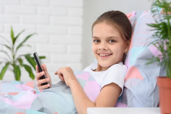Девушка Играет Мобильном Телефоне Счастливо Смотрит Рамку — стоковое фото