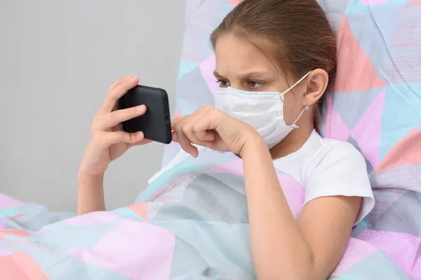 Quarantined Girl Lies Bed Mobile Phone — Stock Photo, Image