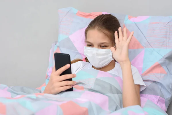 Chora Dziewczyna Leży Łóżku Komunikuje Się Znajomymi Przez Telefon Wideo — Zdjęcie stockowe