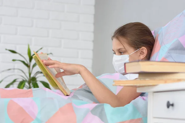 Egy Influenzás Lány Könyvet Olvas Könyvek Vannak Előtte Éjjeliszekrényen Lányra — Stock Fotó