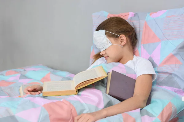 病気の女の子は眠ってベッドに横になり 彼女の顔の上にマスクをプル — ストック写真