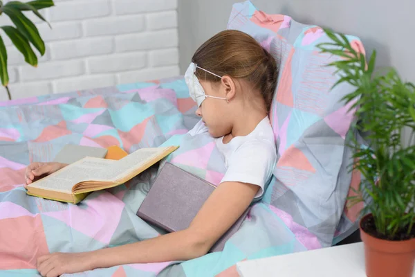 Девочка Уснула Лежа Постели Читая Книги Глаза Надета Медицинская Маска — стоковое фото
