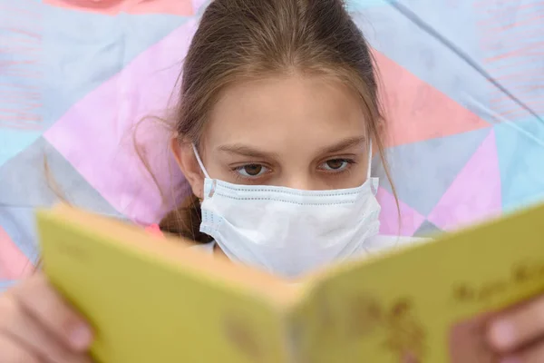 Girl Medical Mask Reads Book While Lying Bed Close — Stock Photo, Image