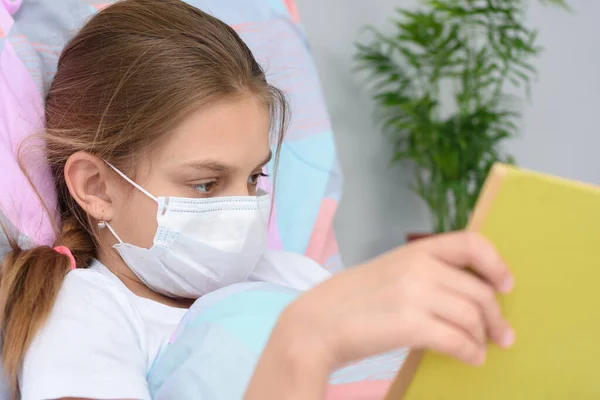 Girl Reading Book While Lying Bed Hospital Ward — Stock Photo, Image