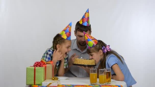 Діти і тато весело кусають торт на день народження — стокове відео
