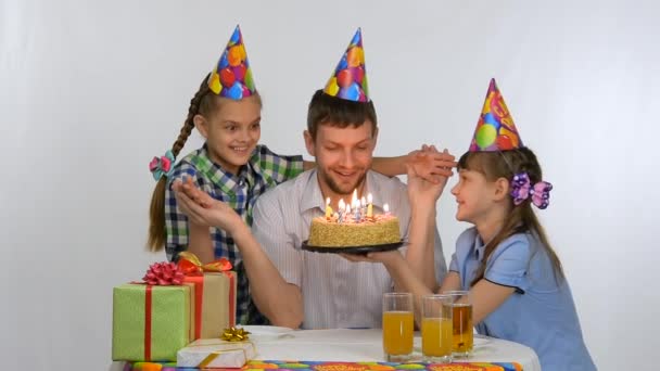 Los niños organizaron una sorpresa para papá y presentaron un pastel — Vídeos de Stock