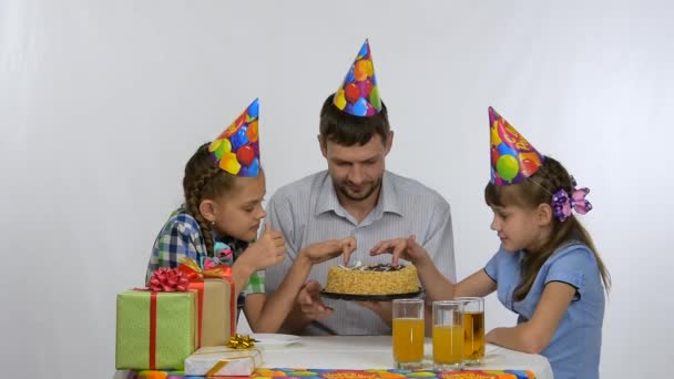 Pai e duas meninas comem bolo de dedo — Vídeo de Stock