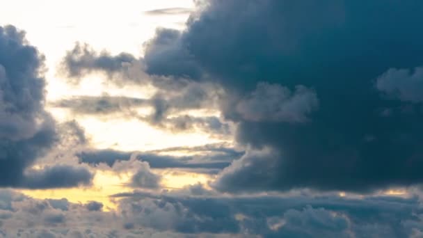 Zeitraffer - Wolken ziehen vor dem Hintergrund eines warmen Sonnenuntergangs über den Himmel — Stockvideo