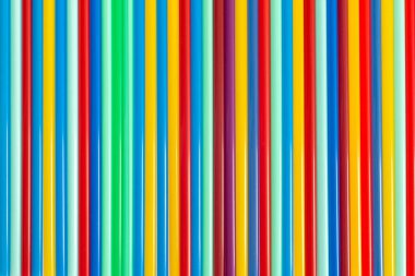 İçecekler ve kokteyller için pipetlerin renkli arkaplanı