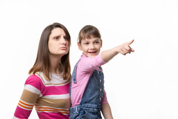 Menina Feliz Mostra Algo Para Mãe Com Dedo Isolado Fundo — Fotografia de Stock