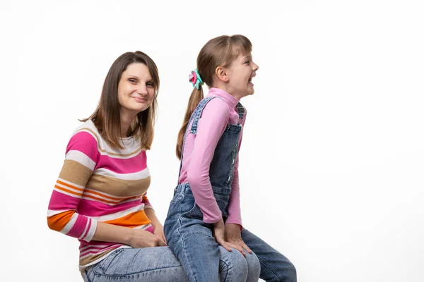 Schoot Van Moeders Zit Een Dochter Vrolijk Naar Zijkant Kijken — Stockfoto