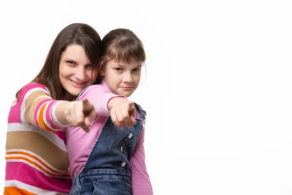 Mutter Und Tochter Zeigen Mit Dem Finger Auf Den Rahmen — Stockfoto