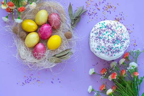 Wzór Pisanek Gnieździe Ciasto Wielkanocne Fioletowym Tle — Zdjęcie stockowe