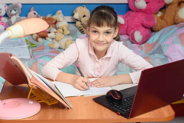 Child Learns Home Desk Toys Background — Stock Photo, Image