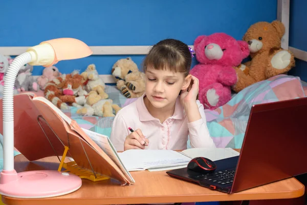 Menina Estuda Casa Frente Laptop — Fotografia de Stock