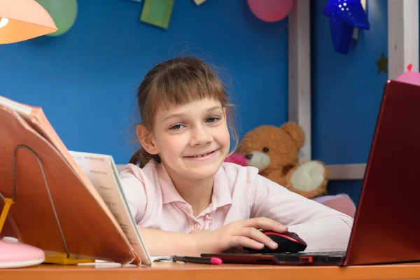 Gelukkig Meisje Werkt Een Laptop Haar Kinderen Kamer — Stockfoto