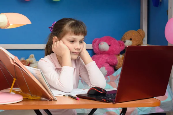 Brooding Menina Senta Frente Laptop Com Mãos Cabeça Quarto Das — Fotografia de Stock