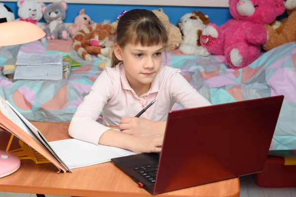 Menina Nove Anos Senta Diante Laptop Faz Seu Dever Casa — Fotografia de Stock