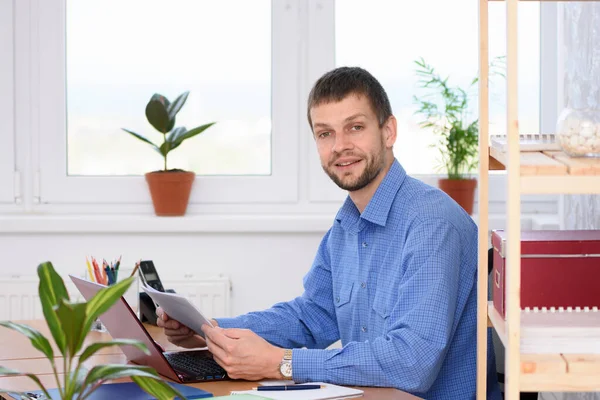 İş adamının dikkati dağılmış ve çerçeveye bakmış.