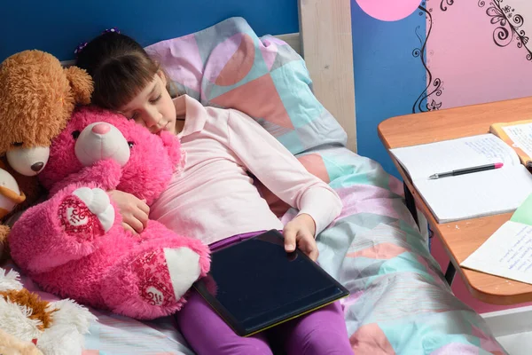 Uma Menina Com Tablet Mão Que Estava Dormindo Entre Brinquedos — Fotografia de Stock