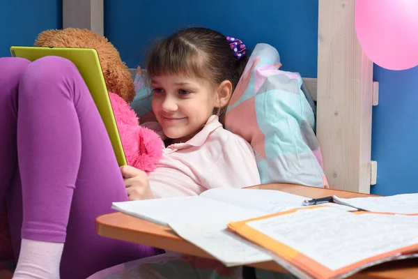 Zufriedenes Kind Entspannt Sich Mit Tablet Der Hand Vom Unterricht — Stockfoto