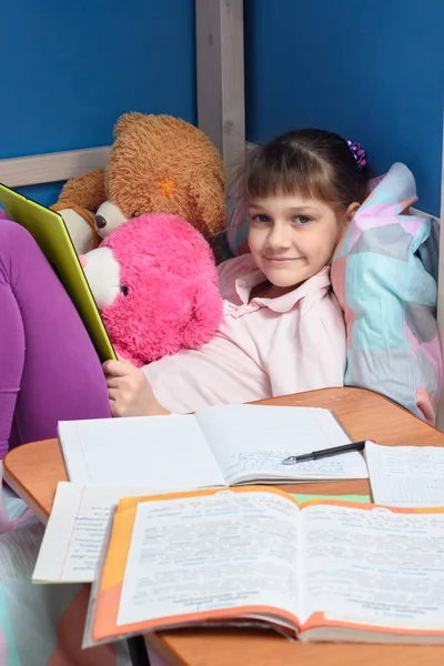 Niña Mira Marco Con Una Sonrisa Sosteniendo Una Tableta Delante — Foto de Stock