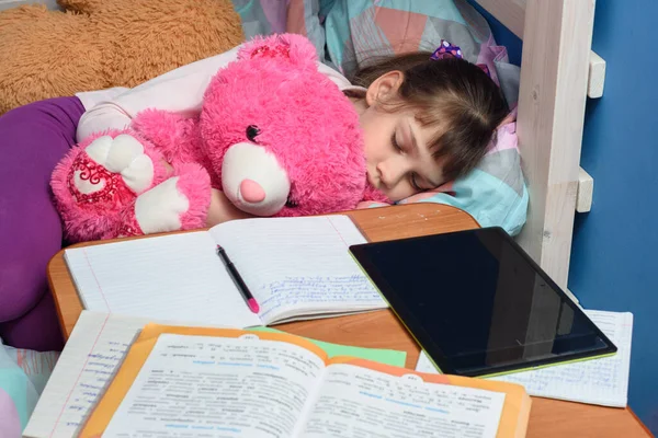 Menina Dorme Com Ursinho Pelúcia Perto Uma Mesa Com Livros — Fotografia de Stock
