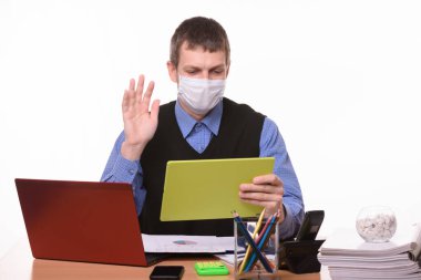 Ofisteki bir adam videoyla iletişim kuruyor ve müfettişi selamlıyor.