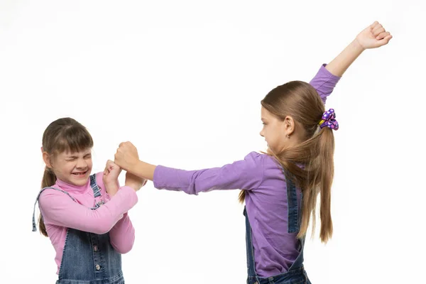 Een Ouder Meisje Pond Een Ander Meisje Met Haar Vuisten — Stockfoto