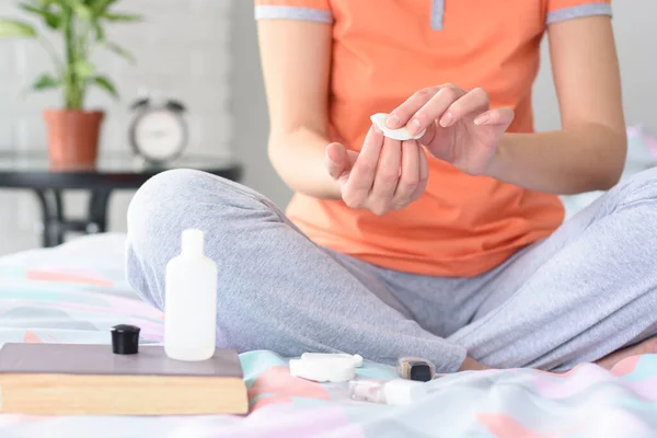 Girl Home Bed Carries Out Procedure Removing Old Nail Polish — Stock Photo, Image