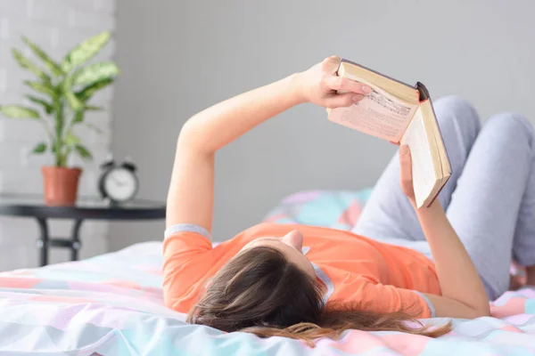 Ragazza Sdraia Sul Letto Legge Suo Libro Preferito — Foto Stock