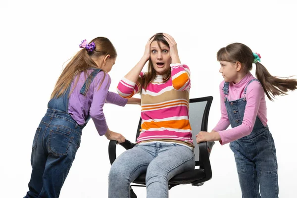 Dos Hijas Relajarse Mamá Una Silla Oficina —  Fotos de Stock