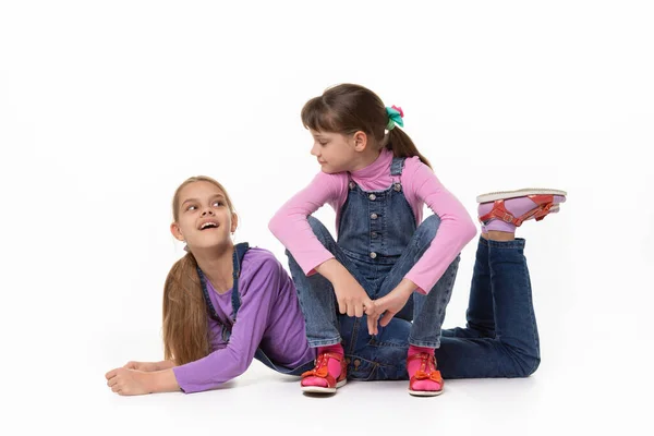 Twee Zussen Spelen Tegen Een Witte Achtergrond Denim Jumpsuits — Stockfoto