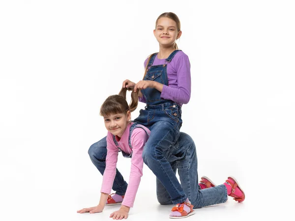 Meisje Zit Bovenop Een Ander Meisje Als Een Paard — Stockfoto