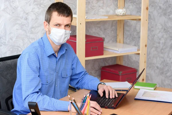 Retrato Oficinista Con Máscara Médica Escritorio — Foto de Stock