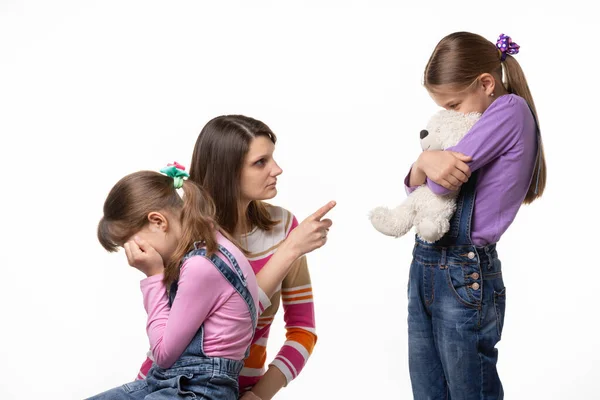 Mam Spreekt Bedreigend Met Een Dochter Die Een Andere Dochter — Stockfoto