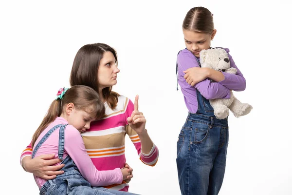 Moeder Roept Oudste Dochter Voor Belediging Van Jongere — Stockfoto