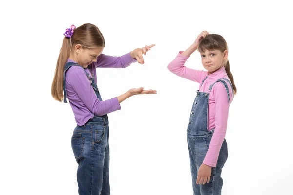 Ein Mädchen Zeigt Ein Virtuelles Objekt Auf Ihrer Hand Ein — Stockfoto