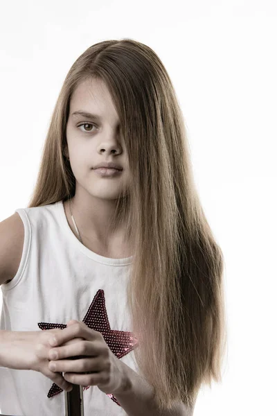 Esfregar Parcialmente Branqueado Uma Menina Bonita Com Cabelo Longo — Fotografia de Stock