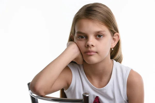 Portret Van Een Duur Tienjarig Meisje Een Witte Achtergrond — Stockfoto