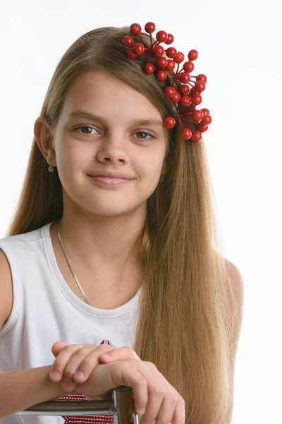 Porträt Eines Mädchens Slawischen Aussehens Mit Einem Strauß Beeren Haar — Stockfoto