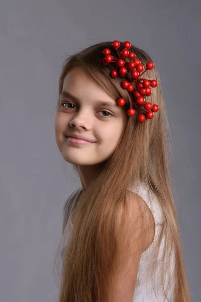 Portrait Une Jeune Fille Dix Ans Avec Bouquet Baies Dans — Photo