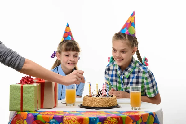 Deux Filles Veulent Doux Et Sont Heureux De Se Jeter Sur Un Gateau D Anniversaire Apparence Desir Stock Photo Deux Filles Veulent Doux Et Sont Heureux De Se Jeter Sur Un Gateau D Anniversaire Apparence Desir Stock Photo
