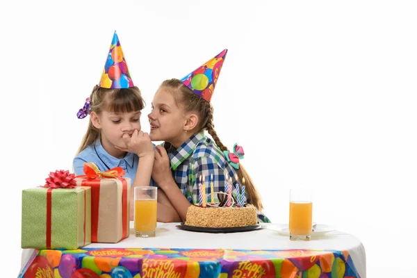 Anniversaire Fille Raconte Des Secrets A Une Autre Fille Coupe Authentique Stock Photo Anniversaire Fille Raconte Des Secrets A Une Autre Fille Coupe Authentique Stock Photo