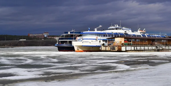 Buzla kaplı bir nehirde gemi.