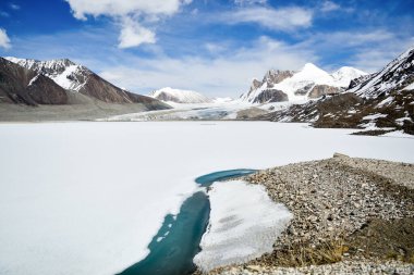 Tyan Shan Dağı manzaralı Issikkul Gölü