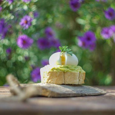 Avokadolu sandviç ve yumurtalı kahvaltı.