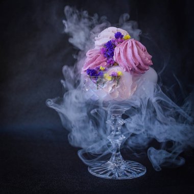 İştah açıcı şekerlemeler ve çiçekler