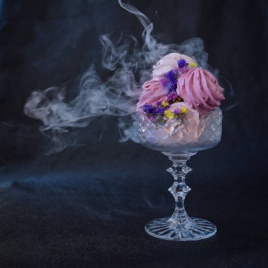 İştah açıcı şekerlemeler ve çiçekler