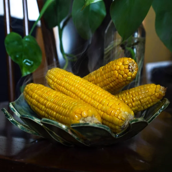 Запеченная Кукуруза Зеленой Тарелке — стоковое фото